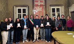 «Impegnatevi nella vita della città»: i neomaggiorenni ricevono la Costituzione