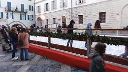 Una pista di pattinaggio sul ghiaccio nel centro di Ceva