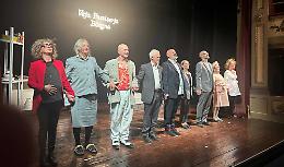 Il "Marenco" esplode di applausi: debutto travolgente per la Filodrammatica "Nando Alciati"