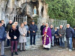 Un presepe nella roccia: a Ceva la Natività incanta nella grotta di Lourdes