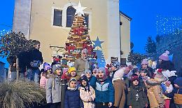 "Aspettando il Natale": i bimbi e le famiglie accendono le luci dell'albero