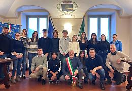 «Il paese ha bisogno di voi»: il sindaco dona la Costituzione ai neomaggiorenni