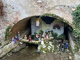 Un viaggio intorno al mondo con oltre 100 presepi in via Fossato
