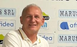 L'allenatore lascia per un'altra squadra, dopo meno di un mese