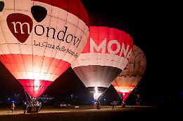 Uno show di mongolfiere al buio con le musiche della serie Netflix "Stranger Things"