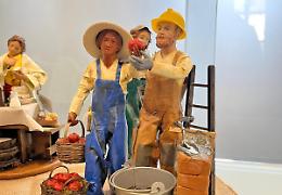 Una statuina-simbolo dei valori del lavoro: il dono natalizio di Confartigianato e Coldiretti ai vescovi della Granda