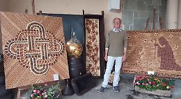 L'arte di Franco: migliaia di tappi di sughero diventano incredibili mosaici