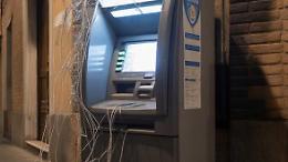 Fanno esplodere il bancomat nella notte