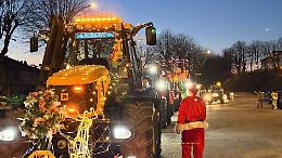 I camion e i trattori che si vestono a festa per Natale 