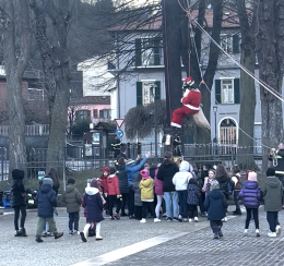 Babbo Natale arriva dal cielo ed &egrave; un Vigile del Fuoco
