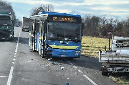 Scontro tra pullman e camioncino lungo la Provinciale 