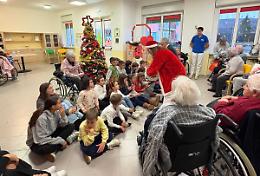 Natale di sorrisi tra bambini e anziani