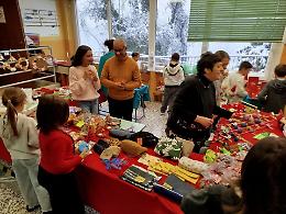 Natale a scuola: sotto una dolce nevicata, il Bazar benefico conquista tutti