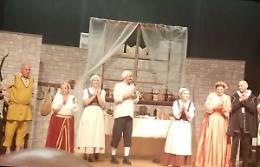 Un Amleto "in salsa piccante" che riempie il teatro ( e fa beneficenza)