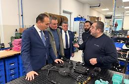 Il presidente Cirio alla scoperta di un'azienda doglianese leader mondiale nella meccatronica