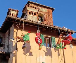 Babbi Natale ed Elfi acrobati si calano dal tetto del monastero per beneficenza