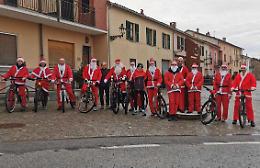 Babbi Natale&hellip; in bici: sindaco, amministratori e ragazzi portano i doni agli anziani