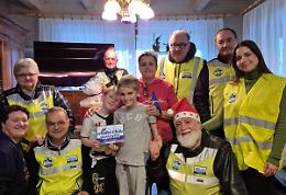 Poliziotti motociclisti col cappello da Babbo Natale portano doni per donne e bambini vittime di violenza