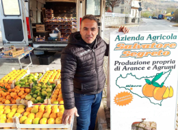 Il sole della Sicilia nelle arance di Salvatore: &laquo;Fermatevi a Bastia, non resterete delusi&raquo;
