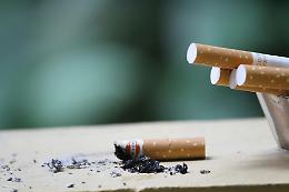 Nuovi aumenti per sigarette e tabacco: come cambiano prezzi e accise

