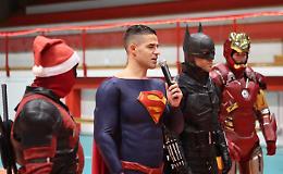 Supereroi in missione speciale: giocattoli (e sorrisi) per i bimbi in ospedale