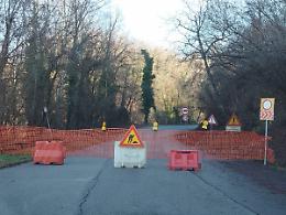 Cade un palo Telecom sulla strada: tratto chiuso in attesa dei lavori