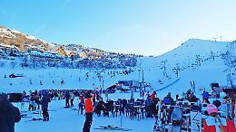 Assalto alla neve. Boom di presenze in quota  traffico in tilt: domenica da record (e da incubo)