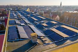 Priorit&agrave; al fotovoltaico sui tetti, sui parcheggi, nelle aree industriali e nelle discariche