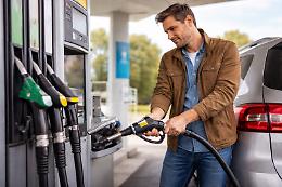 Dal 2026 il pieno al diesel coster&agrave; pi&ugrave; della benzina? Cosa cambia e quanto pagheremo
