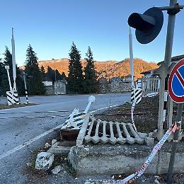 Bilico distrugge la "casa di manovra" del passaggio a livello ferroviario

