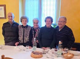 I 90enni del paese si riuniscono e brindano alla vita