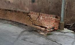 Danneggia il muretto e scappa: individuato e sanzionato grazie alle telecamere 