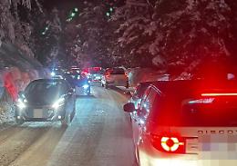Auto in coda fino a notte per le stazioni sciistiche: ora interviene la Provincia. Regolamentazione e bus navette
