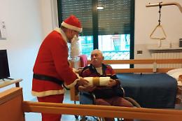 Babbo Natale &egrave; per tutti: e porta il sorriso anche agli ospiti della Casa di riposo