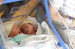 I gemellini Jonathan e Gioele sono i primi nati del 2026 all'Ospedale di Verduno