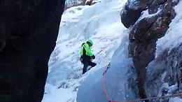 Bloccata su una cascata di ghiaccio: scalatrice salvata in elicottero