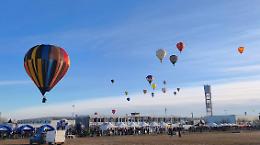 Il cielo dell'Epifania si colora di magia: mongolfiere show, nel primo volo di giornata