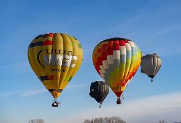 Gran finale: con l'ultimo volo, in un cielo azzurrissimo, Mondov&igrave; saluta il Raduno dell'Epifania