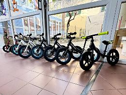 Otto piccole bici, mille sorrisi: il regalo che fa felici i bimbi