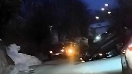 Auto si ribalta sulla carreggiata, ferito il conducente