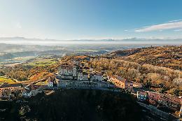 A piedi o in bici, su sentieri sterrati, dalla riva del fiume fino al castello medievale 