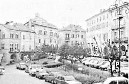 Quando in piazza si poteva "prendere l'ombra": chi si ricorda (25 anni fa) l'aiuola in centro storico?