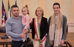 Il paese accoglie due nuovi cittadini: Darko e la piccola Nora ora sono italiani