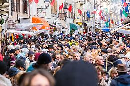 La fiera che sfida l&rsquo;inverno da pi&ugrave; di mille anni: tra legno, artigianato e notti senza fine