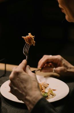 Non solo cibo: il servizio che ogni giorno porta compagnia a chi &egrave; solo