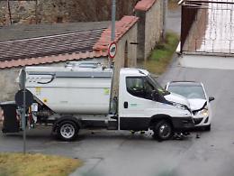 Incidente a Carassone: scontro tra un'auto e un furgone della raccolta rifiuti