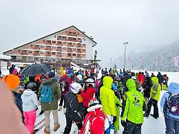 Sotto una fitta nevicata, entusiasmo e sorrisi: lo Sci Club di Ceva al via con 80 piccoli sciatori