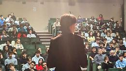 La divisa raccontata da chi la vive, il capitano Francesca Borelli incontra gli studenti