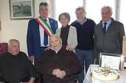 "Detu" festeggia i suoi 100 anni con il fratello Mario (92 anni) e la cognata (90 anni)