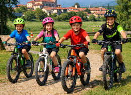 Borraccia piena e bici in ordine: bambini e ragazzi imparano ad andare in mountainbike